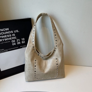 Sac à bandoulière blanc crème minimaliste avec clous argentés et texture cuir vintage