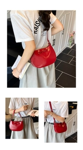 Détail du sac demi-lune rouge avec design à nœud et boucle argentée ajustable