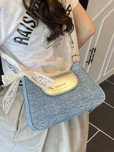 Sac sous le bras en jean rétro avec texture tweed bleue et rabat métallique sur modèle
