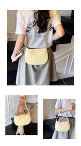 Détail du sac croissant crème avec nœud montrant les coutures et le similicuir lisse