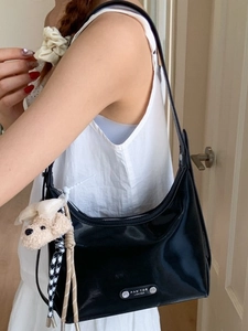 Sac hobo chic en cuir verni noir pour femme avec un pendentif chiot peluche