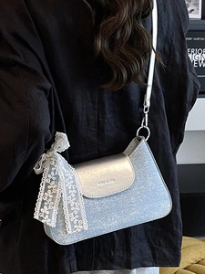 Sac à bandoulière bleu clair scintillant avec rabat métallique et nœud en dentelle