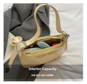 Détail de l'intérieur spacieux du sac hobo jaune crème orné d'un joli nœud