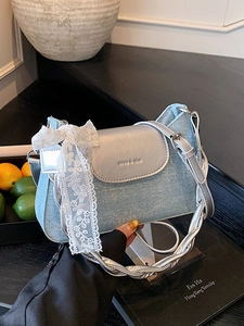 Sac baguette en denim rétro avec strass et accessoire de nœud en dentelle blanche