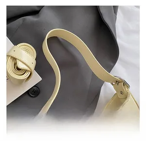 Détail macro du sac crème avec boucles argentées et bandoulière de rechange incluse