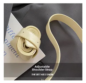 Détail de la bandoulière réglable en similicuir beige avec boucle pour sac sous le bras