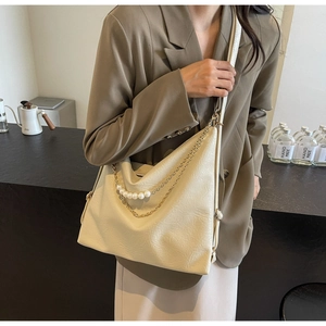 Détail du grand sac cabas plissé avec chaîne de perles et détails en métal doré