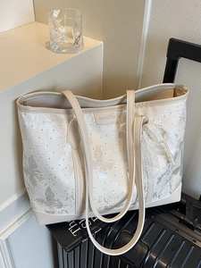 Elegante borsa tote crema con stampe a farfalla e ciondolo in pizzo e perle