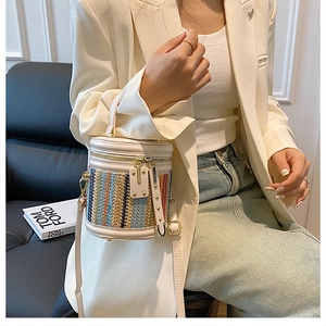 Sac seau tissé arc-en-ciel élégant avec finitions en cuir crème et double zip
