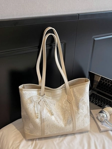 Elegante borsa tote crema con goffratura floreale, fiocco di pizzo e ciondolo di perle