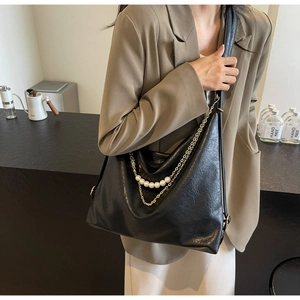 Détail du sac cabas en cuir PU noir plissé avec élégante chaîne dorée et perles blanches