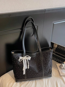 Borsa tote nera con perle a pois bianchi e ciondolo a fiocco in pizzo con manico in pelle