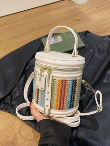 Sac Seau en Paille Tressée Arc-en-Ciel pour Femmes Sac à Main Cylindrique en Patchwork de Cuir PU Style Vacances Sac à Bandoulière