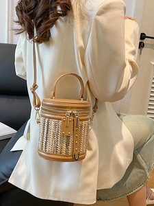 Sac seau tissé chic avec garniture en cuir kaki et détails dorés porté à la main