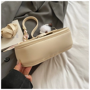 Dettaglio borsa squadrata in ecopelle beige con cuciture a contrasto e sciarpa di seta