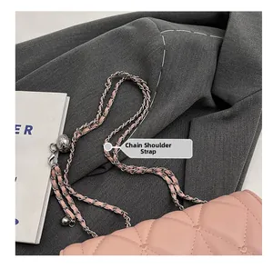Vue détaillée du sac rose en cuir matelassé avec bandoulière chaîne et bille de réglage
