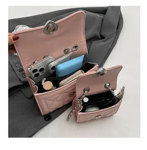 Détails des sacs en cuir PU rose matelassé avec chaîne argentée et fermoir en écusson