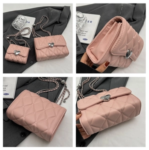 Détail du sac bandoulière matelassé rose avec fermoir cœur et bandoulière en chaîne