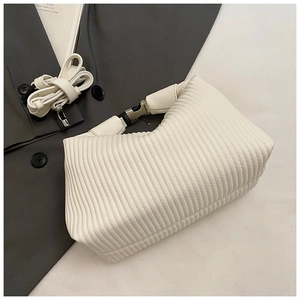 Détail du sac à main plissé blanc avec boucle métallique argentée et bandoulière chic