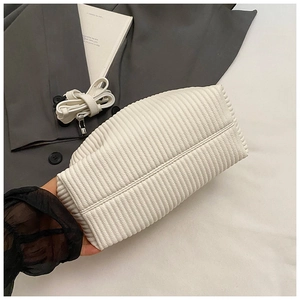 Détail du sac à main blanc plissé montrant la texture PU et les plis en accordéon