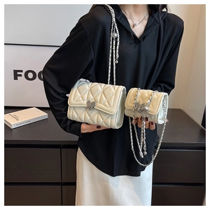 Détail de sacs à main matelassés blancs avec fermoirs métalliques argentés en forme de cœur