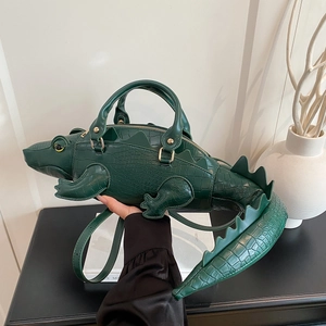 Dettaglio borsa a forma di coccodrillo verde scuro con trama della pelle e tracolla