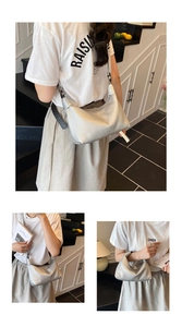 Vue détaillée du sac hobo argenté avec texture plissée et finition métallique