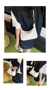Détail d'un sac à bandoulière blanc plissé en similicuir brillant style croissant