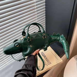 Dettaglio di una borsa a forma di coccodrillo verde scuro con texture 3D realistiche