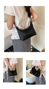 Trois façons de porter le sac demi-lune plissé noir avec détails en métal argenté et bandoulière