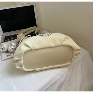 Détail du sac cabas en similicuir beige avec plis nuage et breloque peluche