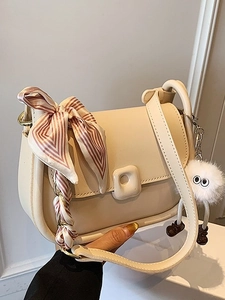 Borsa quadrata crema con manico in sciarpa di seta e ciondolo a forma di mostro di peluche