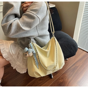 Détail du grand sac fourre-tout jaune pastel avec chaîne argentée et ours