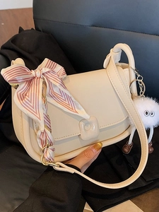 Borsa a tracolla squadrata bianco crema in ecopelle con foulard di seta e ciondolo peluche