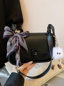 Borsa a tracolla quadrata nera con sciarpa di seta e ciondolo a pompon bianco di moda