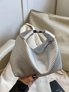 Sac à main argenté métallisé plissé en forme de croissant avec fermeture à boucle chic