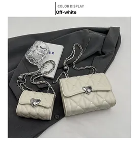 Détails des sacs matelassés blanc cassé avec fermoir cœur et bandoulières chaîne