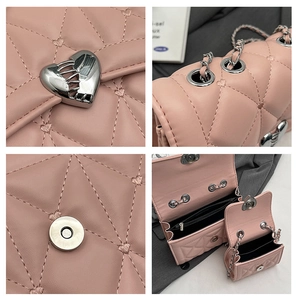 Détails du sac en cuir matelassé rose avec fermoir cœur, chaîne argentée et compartiments internes