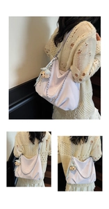Vue détaillée du sac à bandoulière en nylon violet avec chaîne argentée et pendentif ours