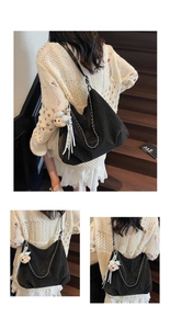 Détail du sac cabas noir avec chaîne argentée, breloque ourson et texture brillante