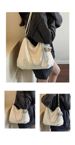 Détail du sac hobo blanc cassé avec chaîne argentée et charmant pendentif d'ours en peluche