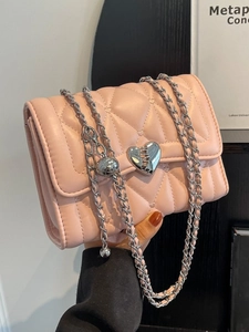 Sac bandoulière rose matelassé avec fermoir cœur et bandoulière chaîne argentée