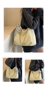 Détail d'un grand sac cabas jaune avec texture plissée, chaîne argentée et charm ours