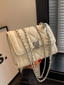 Sac bandoulière crème matelassé avec boucle cœur en métal et bandoulière chaîne