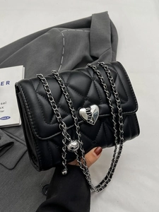Mini sac bandoulière noir matelassé avec boucle en cœur argentée et chaîne chic