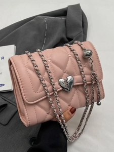 Sac bandoulière matelassé rose avec boucle cœur et chaîne argentée pour femme