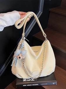 Sac Fourre-tout Femme en PU Grande Capacité Sac à Épaule Hobo Décontracté Avec Pendentif Ours en Peluche et Chaîne Métallique