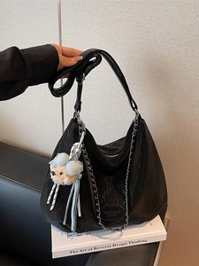 Grand sac hobo noir texturé avec chaîne argentée et breloque ours pour le trajet quotidien