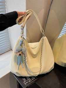 Grand sac cabas beige avec pendentif ours en peluche et bandoulière à chaîne chic
