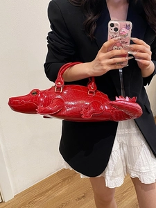 Stravagante borsa a mano a forma di coccodrillo rosso in pelle verniciata lucida